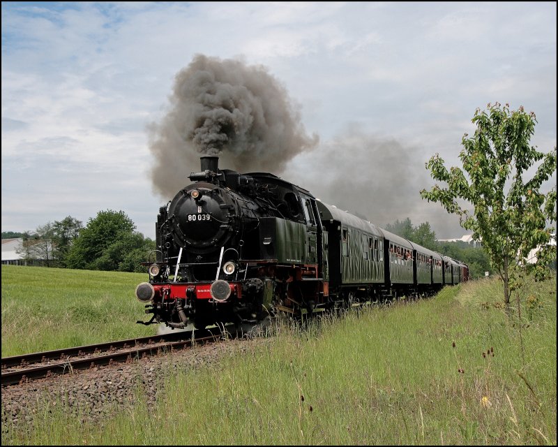 Die Sonne lacht als die 80 039 mit dem Dampfzug nach Hemer unterwegs ist. (25.05.2008)