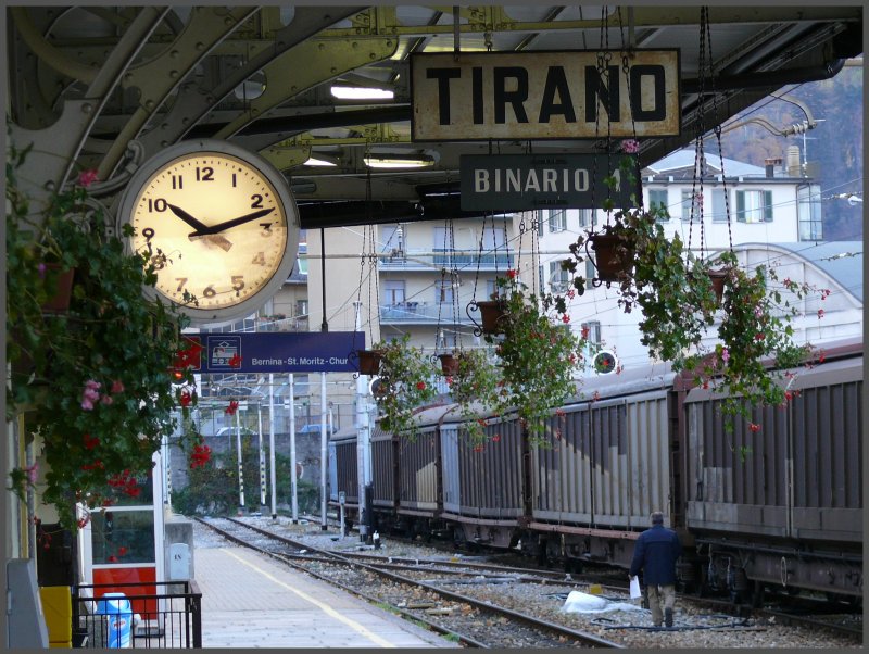 Die Sonne ist noch nicht aufgegangen im italienischen Teil des Bahnhofs Tirano. Und der Blumenschmuck tuscht darber hinweg, dass es um 10.00 Uhr immer noch empfindlich kalt ist. (15.11.2007)