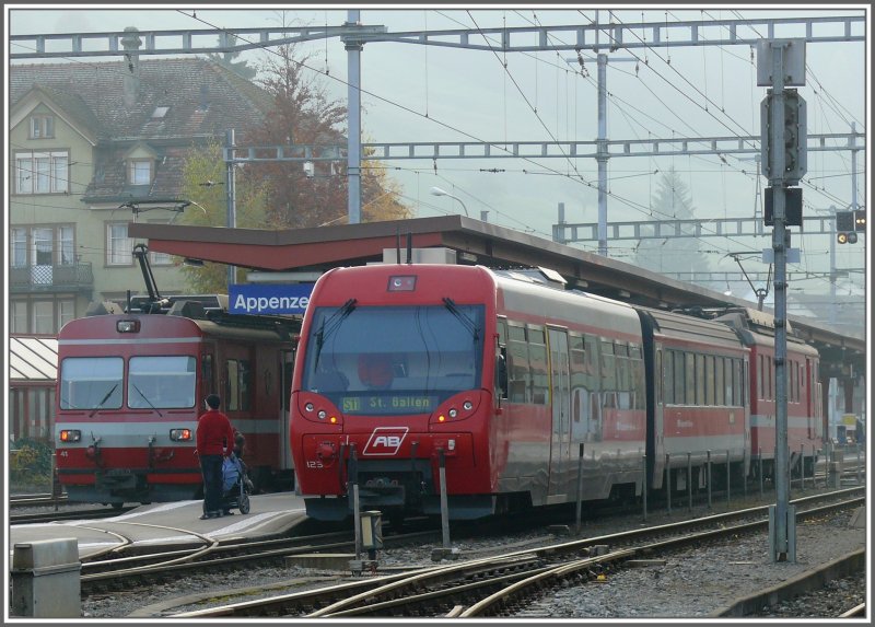 Die Sonne ist soeben untergegangen und die Nebelschleier senken sich wieder ber Appenzell. Am dortigen Bahnhof treffen der ABt 125 auf den BDe 4/4 41. (03.11.2007)