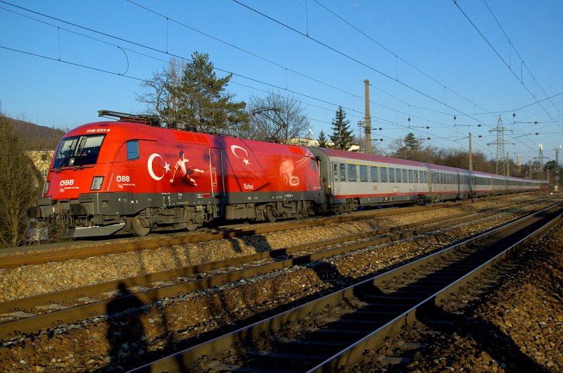 Die Sonne stand leider schon sehr tief, als ich die 1116 031 mit dem IC 692 von Wien West nach Villach kurz nach Wien Huetteldorf ablichtete. Das Foto ist am 03.02.2008 entstanden.