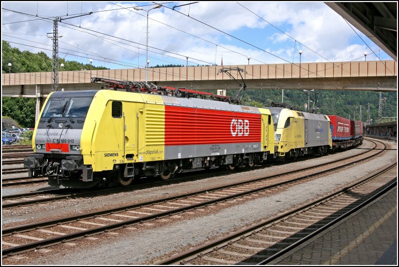 Die Sonne strahlt die E189 910 und die ES64U2-028 mit dem DGS 43139  WINNER-EXPRESS  nach Verona auf die Schiebelok. (04.07.07)