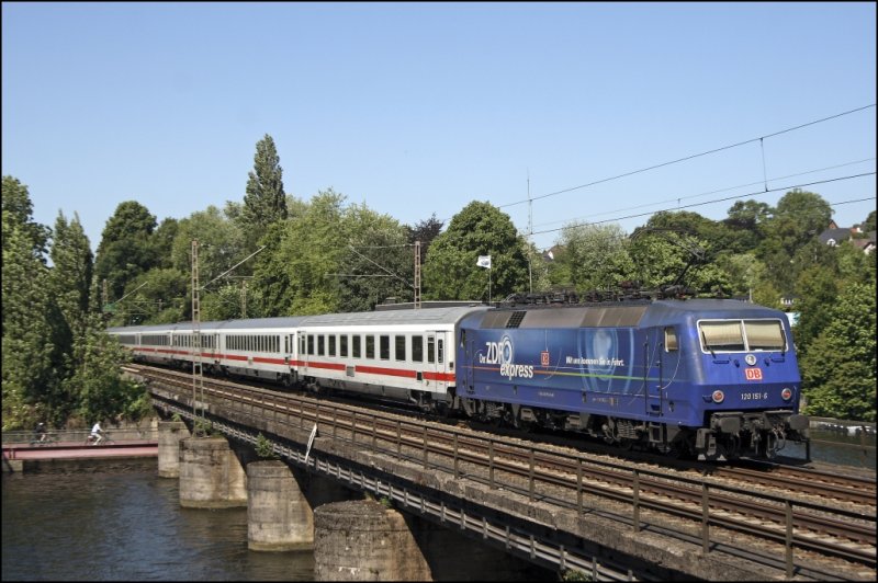 Die Sonne war diesmal st�rker als die  Fotowolken  als 120 151 (9180 6120 151-6 D-DB)  Der ZDF-Express  am Zugschluss des IC 2028 den Harkortsee �berquert. (30.05.2009)