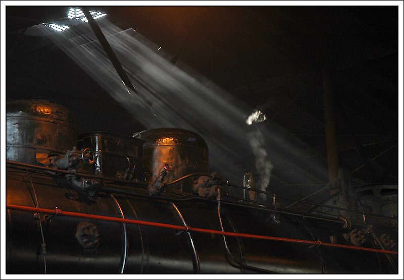 Die Sonnenstrahlen durch die Dachluke verhalfen zu dieser netten Impression aus dem Lokschuppen. Wolsztyn am 2.5.2008.
