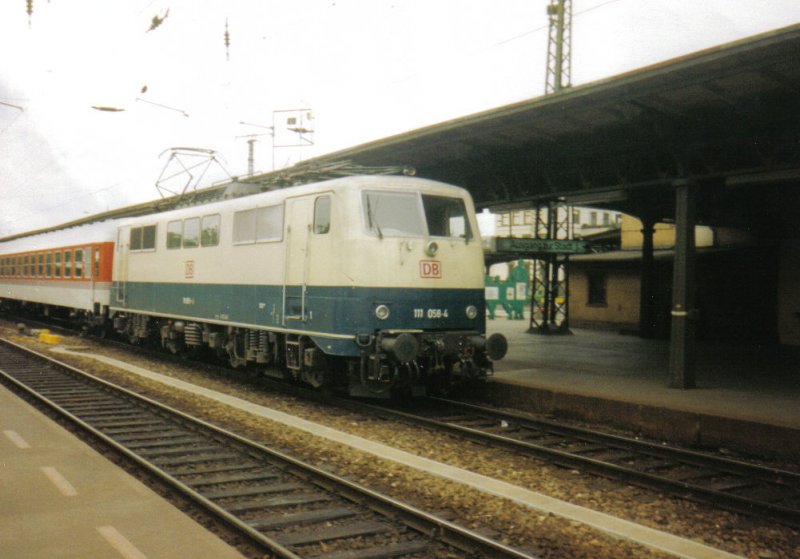 Die Sonntags IC's Frankfurt- Halle(Salle)/Leipzig waren hufig mit 111 bespannt. Hier in Erfurt Hbf im September '98.