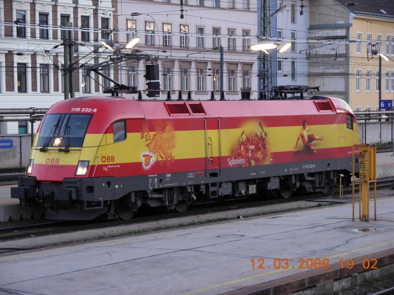 Die Spanien-Lok 1116 232-8 auf dem Weg zur Remise, nach dem sie den OIC 647 'Fachhochschule St.P�lten' von Salzburg kommend auf dem Westbahnhof 'abgeliefert' hat. Foto vom 12.3.2008.