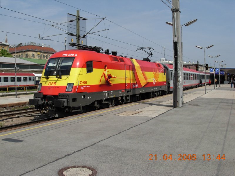 Die Spanien-Lok 1116 232-8 vor dem OEC 566  Stadt Innsbruck  bei idealen Lichtverhltnissen auf dem Wiener Westbahnhof kurz vor der Abfahrt nach Bregenz. Foto vom 21.4.2008.