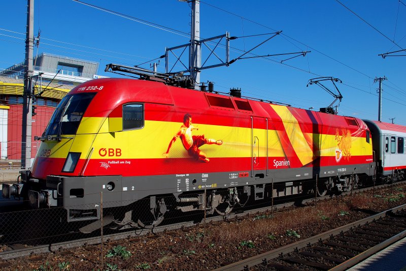 Die Spanien-Lok 1116 232 brachte am 5.10.2008 einen IC nach Salzburg Hbf. Hier ist sie beim Aufenthalt in St.Plten Hbf zu sehen.