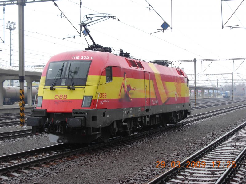 Die spanische EM-Lok wartet im Bahnhof Bratislava-Petrzalka auf die R�ckfahrt nach �sterreich, der LTE-Taurus rechts im Hintergrund hat allem Anschein nach eine �bernachtung in der Slowakei vor sich; Aufnahme vom 29.3.2009.