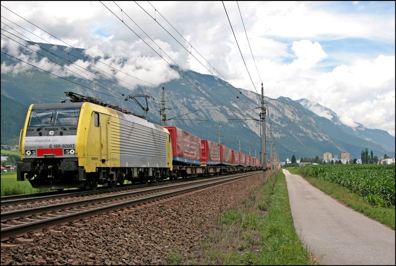 Die Spedition WINNER aus Iserlohn ist durch ihre WINNER´s bei Eisenbahnfreunden bekannt geworden. E189 926RT wird mit einem  WINNER-Express  bei Schwaz auf den Chip gebannt. (08.07.2008)
