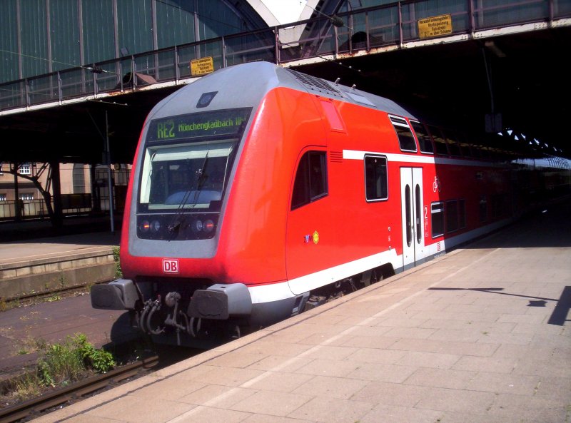 Die Spitze im Sonnenlicht. Ein 766.2 als Endwagen des RE 2 nach Mnster(Westf) in M-Gladbach Hbf