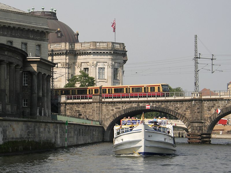 Die Spree, historische Brcken und Museen und dazwischen immer wieder die S-Bahn. 
Det is Berlin.
(25.08.2007)
