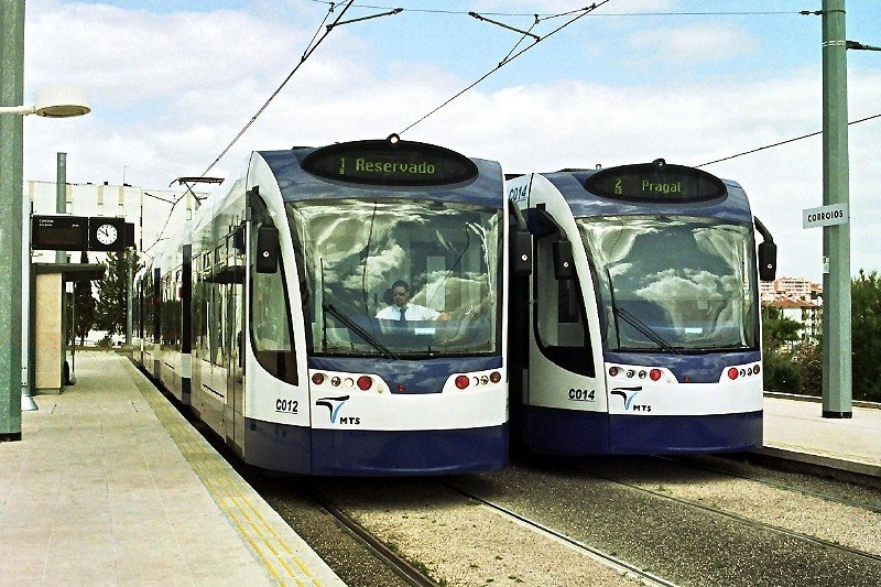 Die Stadt Almada, am Sdufer des Tejo der Hauptstadt Lissabon gegenber gelegen, ist in den letzten Jahrzehnten betrchtlich gewachsen. Seit 2007 gibt es nun eine Straenbahn, Metro Sul do Tejo, deren drei Linien des Zentrum mit der Fhrstation Cacilhas, den Bahnhfen Corroios und Pragal sowie der Universitt verbinden. - Tw C 012 und C 014 an der derzeitigen Endstelle Corroios (14. Mai 2009) - Negativ-Scan -

