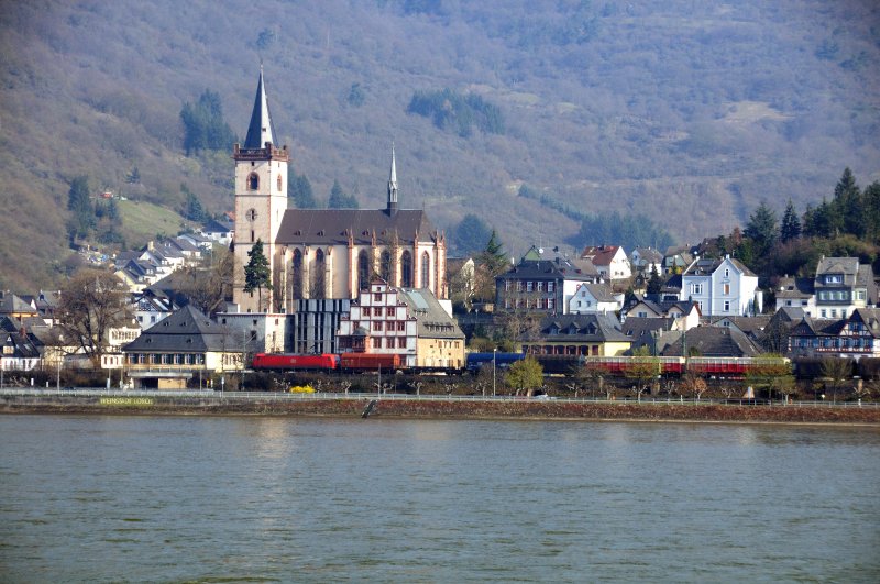 Die Stadtkirche von Lorch mit Gterzug, gezogen von einer 152er, im Tele von Niederheimbach aus gesehen. (April 2009).