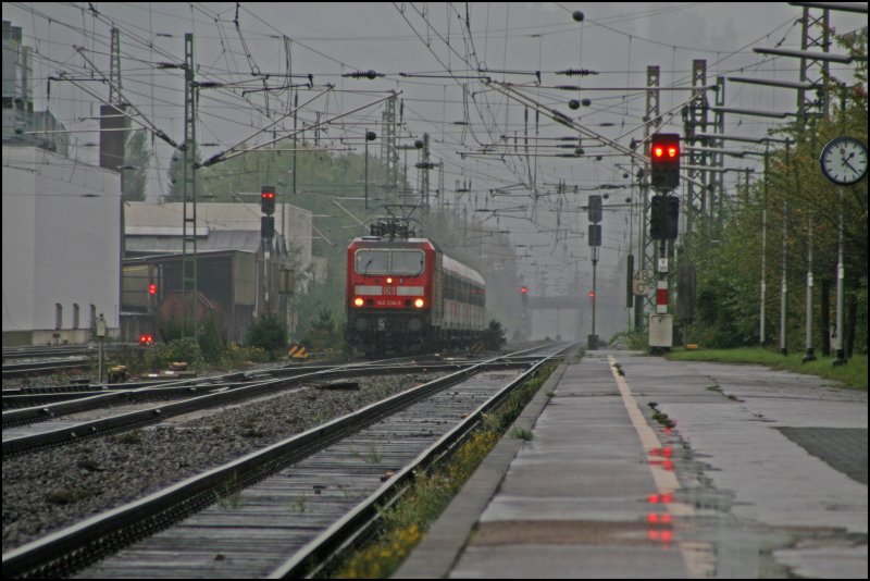 Die  Stamlok  143 234 kmpft sich mit der RB 39161  RUHR-SIEG-BAHN  von Hagen Hbf nach Siegen durch den Nebel in den verregneten Bahnhof Plettenberg.