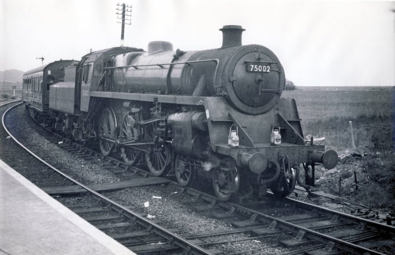Die Standard-Lok 75002 ist von Pwllheli her in Dovey Junction eingetroffen. Die Lok gehrt zur Class 75000 (75000-75079, Baujahre 1951-57). 27.Juli 1964. 
