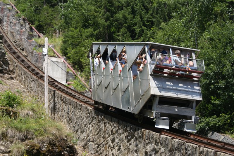 Die Standlseilbahn Le Chtelard - Chteau d'eau ist die steilste Standseilbahn der Welt mit Zweiwagenbetrieb. Am 7.8.09 nimmt der Wagen 1 die Steigung in Angriff.