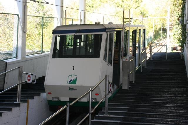 Die Standseilbahn von Avellino zum Kloster Monte Fredane wurde 1924 erffnet. Auf 1669m berwindet sie ein Hhenunterschied von 730m. Der Wagen 1 steht abfahrbereit in der Talstation; 10.11.2007