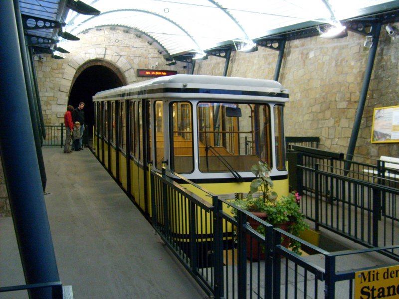 Die Standseilbahn steht da(wie sollte es auch anders sein) und wartet auf Fahrgste.