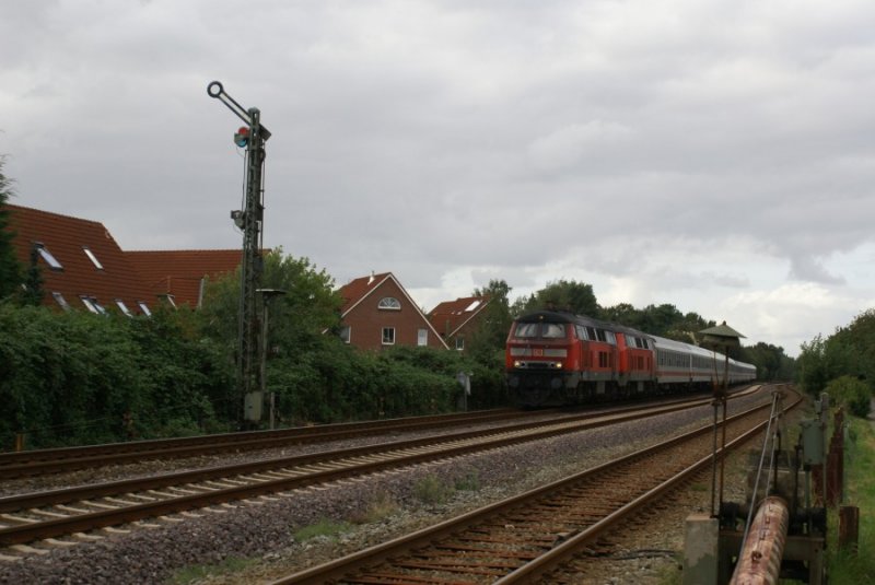 Die stark verschmutzte 218 492-2 und eine Schwesterlokomotive ziehen am 26.08.2007 einen IC durch Heide in Richtung Sden