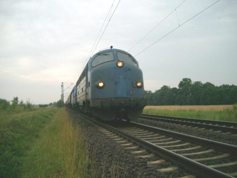 Die stark verschmutzte V170 1125 der Eichholz KG fhrt am 05.07.2005 mit einem Gterzug von Halle in Richtung Leipzig-Engelsdorf. Das Foto wurde am Bahnbergang km 100,3 in Grokugel an der Strecke Halle-Leipzig aufgenommen.
