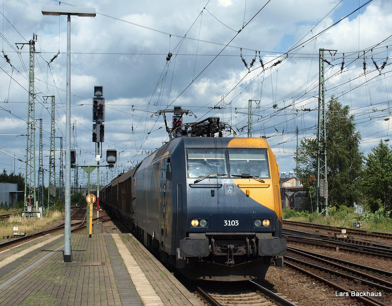 Die starke EG 3103 hat am 30.07.09 den FE 44715 von Hallsberg nach Maschen am Haken und durchfhrt hier gerade Neumnster Richtung Hamburg.