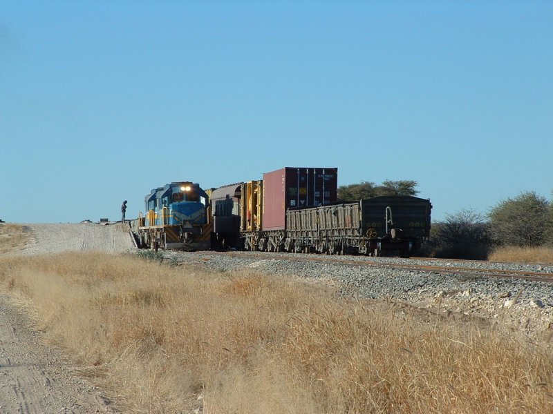 Die Station Ojikango an der Strecke Otjiwarongo - Otavi ist Umschlagplatz fr Schotter, der in einem nahen Steinbruch gewonnen wird. Die laufenden Projekte verlangen Hochbetrieb. Ein Lokpaar rangiert die neue Last, um die Schotterwagen an den durchgehenden Zug zu reihen