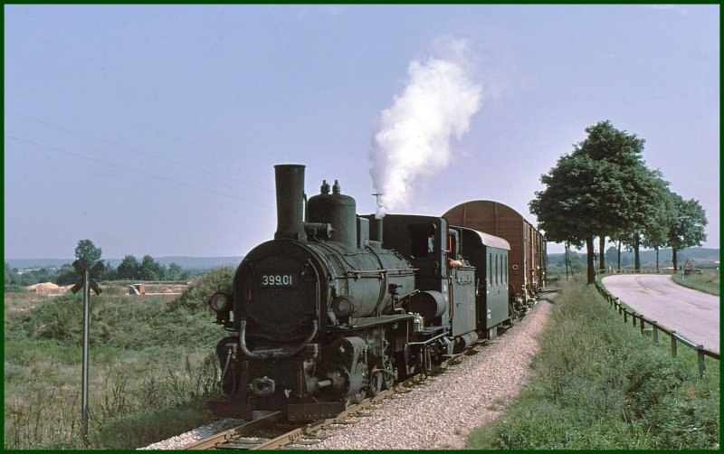 Die Steigung ist erklommen und nach einem langen Pfiff erreicht 399.01 den Bahnhof Weitra. (Archiv 09/75)
