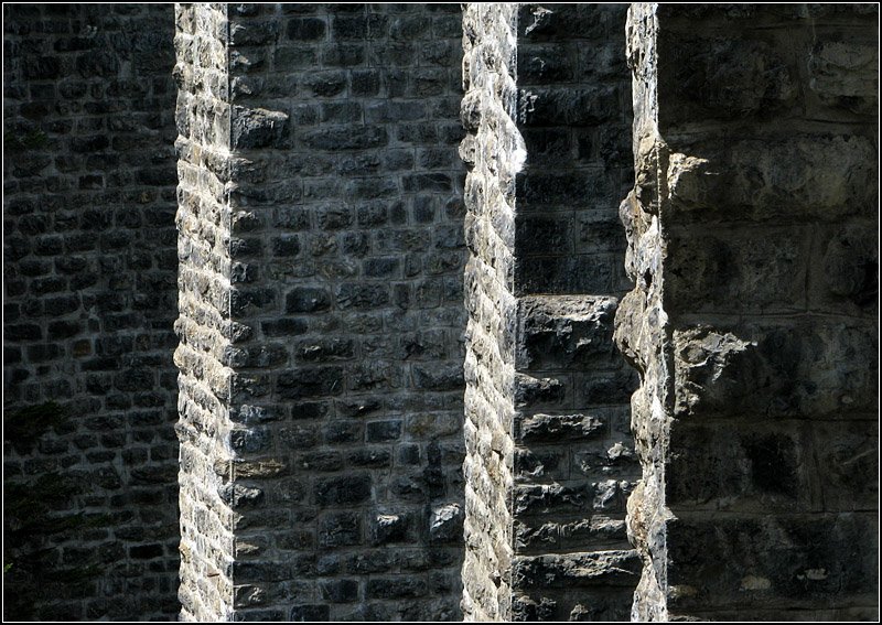 Die steinernen Pfeiler des Schmittentobel-Viaduktes bei Filisur. 

14.05.2008 (J)