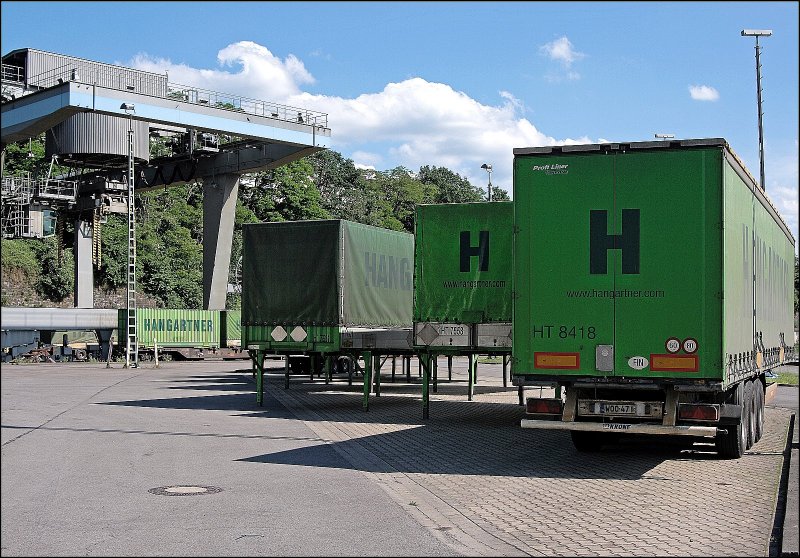 Die Stellpltze sind mit Hangartner belegt. Ein Finnischer Auflieger und Wechselbrcken warten auf die Verladung. (01.06.2008)
