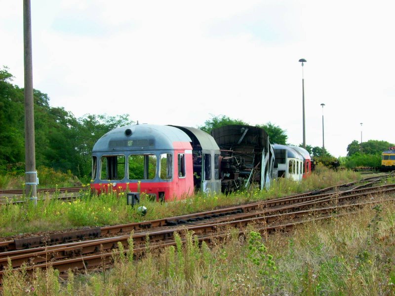 Die Steuerwagenk�pfe liegen auf dem Gel�nde des SFW Delitzsch. Nach Angaben eines Mitarbeiters werrden die nicht verschrottet sondern als Ersatzteile  gelagert , um verunfallte Wagen zu reparieren.