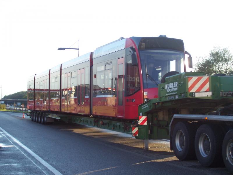 Die Straenbahn ist auf einem Tieflader.gesehen auf der Autobahnraststte Bruchsal. ziel ist Krefeld.die Straenbahn kommt von bern!!!