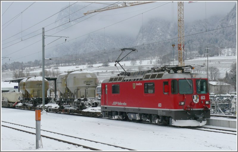 Die Strassen brauchen wieder Salz und Ge 4/4 II 613  Domat/Ems  bringt geschemelte Streusalzwagen bei Untervaz nach Thusis. (26.03.2008)