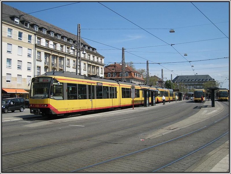 Die Straen- und Stadtbahn-Haltestelle des Karlsruher Verkehrsverbundes (KVV) am Hauptbahnhof von Karlsruhe, aufgenommen am 04.05.2008. Gro im Bild eine Zweisystem-Stadtbahn mit Tw 865 an der Spitze, eingesetzt auf der Linie S4 nach Achern. 