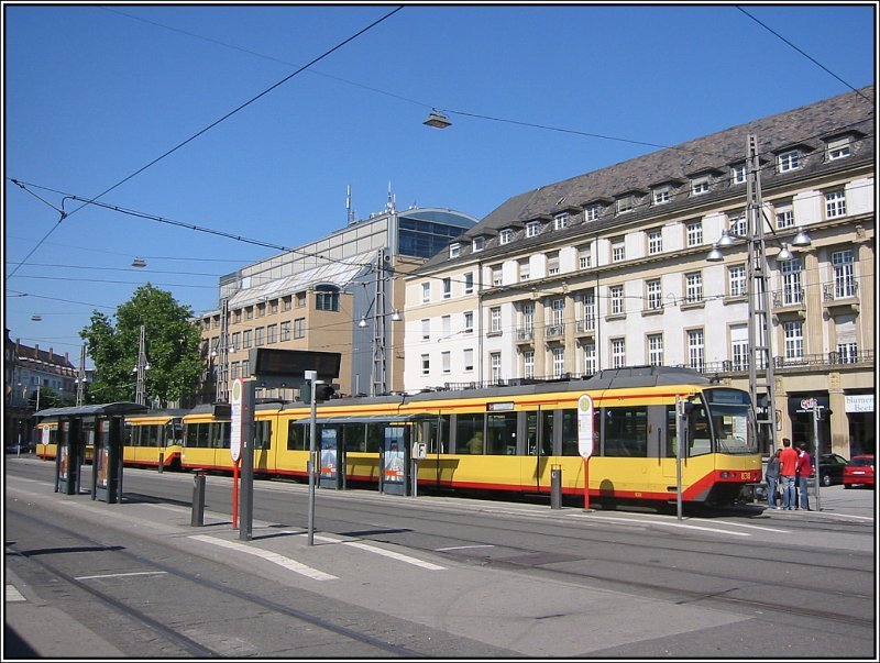 Die Straen- und Stadtbahn-Haltestelle vor dem Karlsruher Hauptbahnhof, aufgenommen am 06.05.2007. Ein Stadtbahnzug der Linie S4 nach Freudenstadt ist gerade eingefahren.