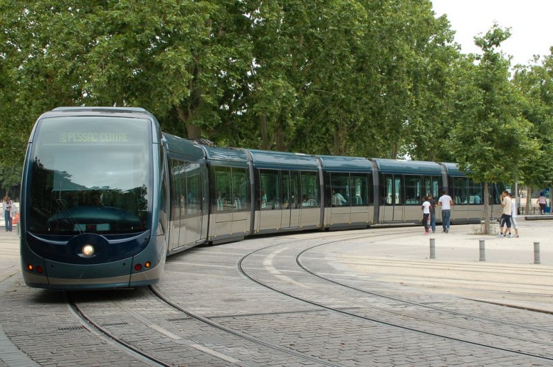 Die Straenbahn von Bordeaux in der Nhe von der Haltestelle Quinconces. Die Tram fhrt in Richtung Pessac centre am 18. Juli 2007.