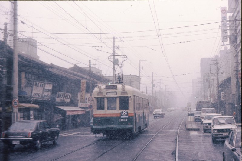 Die Strassenbahn von Kyoto. Wagen 1821 im Schneesturm in der Shij Strasse, 15.Feb.1977.