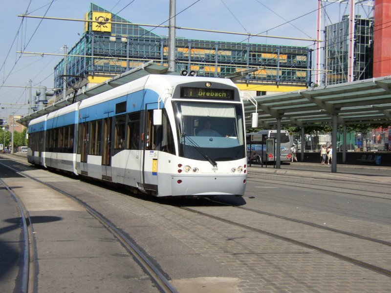 Die Straenbahn Linie 1 verlsst die Station  Saarbrcken, Hauptbahnhof .  06.08.07