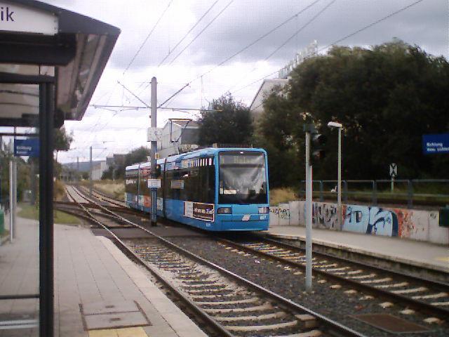 Die Straenbahn der Linie 4 an der Papierfabrik auf dem Weg nach Helsa.