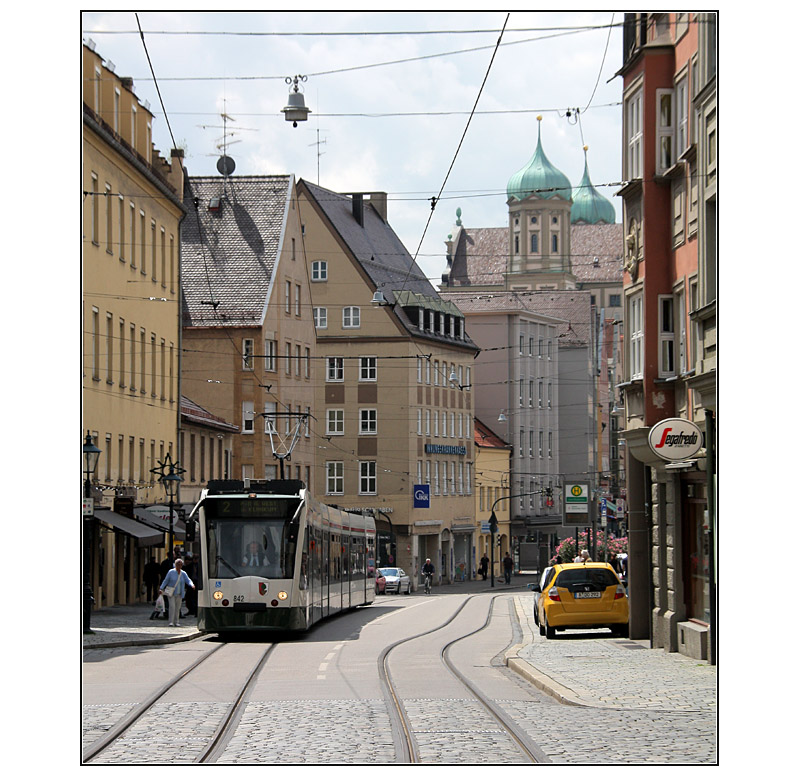 Die Straßenbahn im Stadtbild von Augsburg - 

Blick in den Straßenzug Hoher Weg in der Innenstadt. 

20.06.2009 (M)