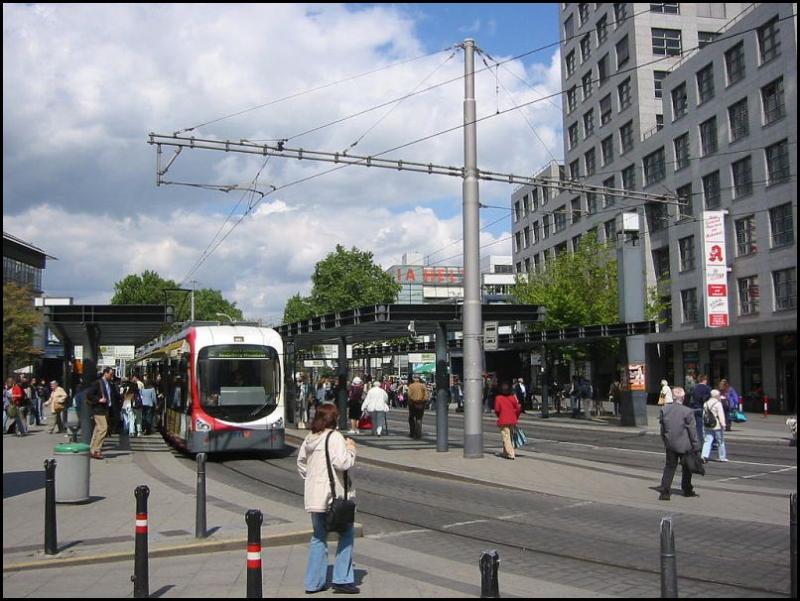 Die Straenbahnhaltestelle beim Hauptbahnhof Mannheim, aufgenommen am 24.05.2006.