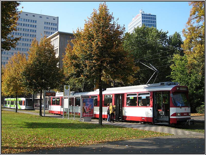 Die Straenbahnhaltestelle Poststrae der Dsseldorfer Rheinbahn mit einer Tram der Linie 704 im Oktober 2008.