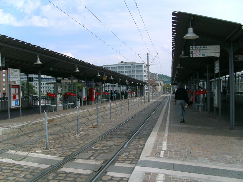 Die Straenbahnhaltestelle ber dem Ende des Bahnsteigs vom Bahnhof Freiburg im Breisgau am 09.05.2009!