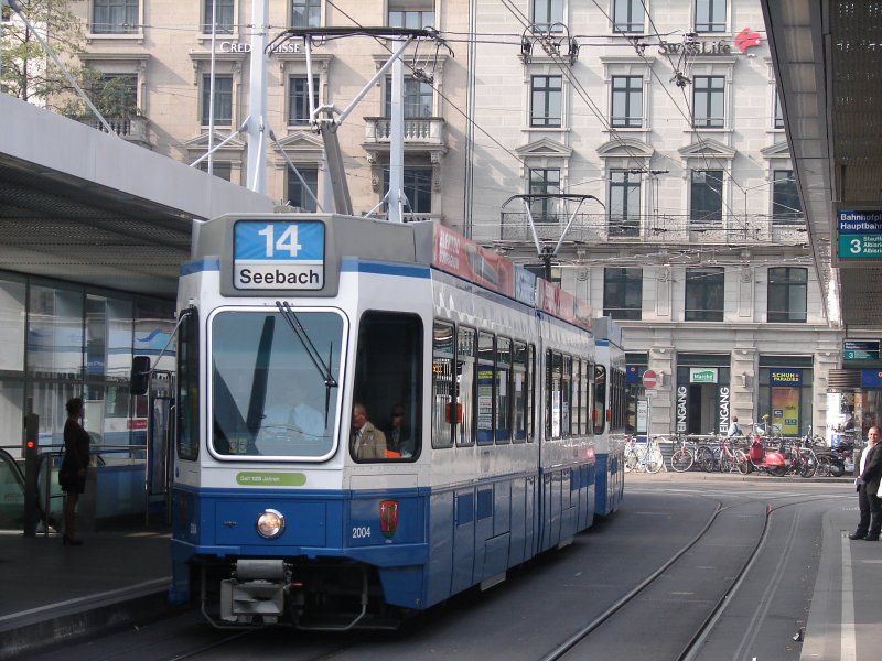 Die Straenbahnlinie 14 nach Seebach bei der Einfahrt in die Haltestelle Zrich Hauptbahnhof. Aufgenommen am 10.10.2007