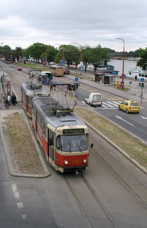 Die Strassenbahnlinie 4 f�hrt entlang der Donau.
(Mai 2008)