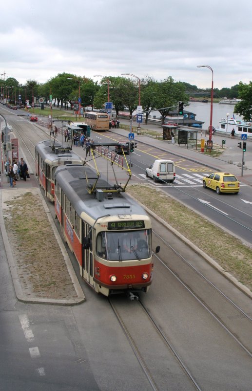 Die Strassenbahnlinie 4 fhrt entlang der Donau.
(Mai 2008)