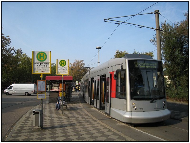 Die Straenbahnlinie 712 der Rheinbahn verbindet Dsseldorf mit der Nachbarstadt Ratingen. Hier im Bild sieht man die Niederflurtram 2001 an der Endhaltestelle Ratingen Mitte. Die Aufnahme stammt vom 10.10.2007.