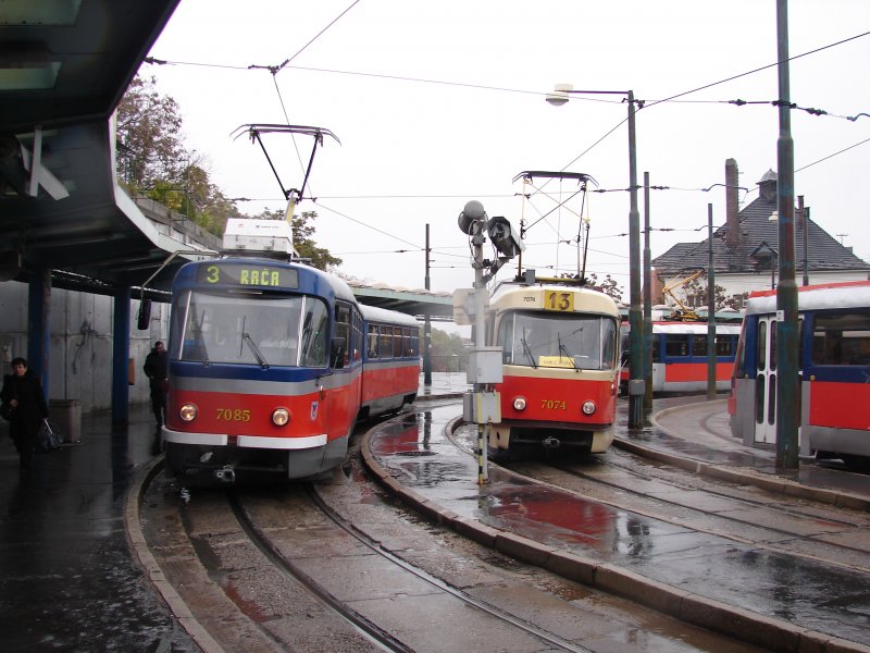 Die Straenbahnwendestelle am Bahnhof Bratislava hlavn stanica am 23.10.2007. Die selben Straenbahnen fahren auch in Prag.