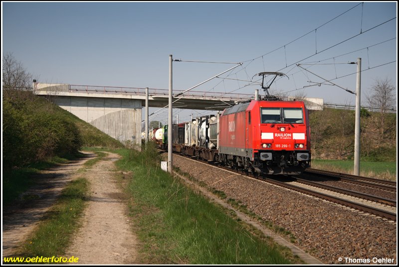 Die Straenbrcke bei Bornitz diente am 24.04.08 als Motiv fr 185 296 und ihrem Gterzug in Richtung Riesa.