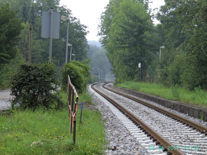 Die Strecke Burghausen-M�hldorf am Haltepunkt Burgkirchen in Richtung Gendorf