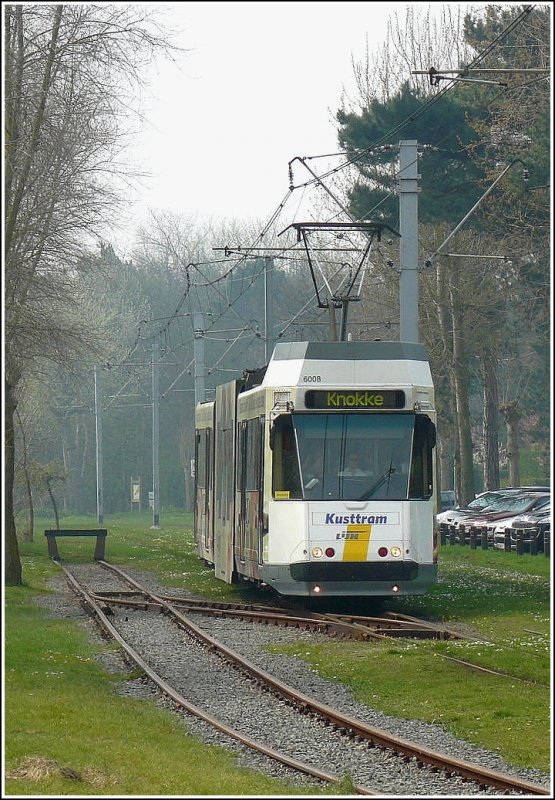 Die Strecke des  Kusttram  entlang der Nordseek�ste in Belgien verl�uft mal durch die St�dte, mal durch wundersch�ne D�nenlandschaften und Pinienw�lder. 12.04.09 (Hans)